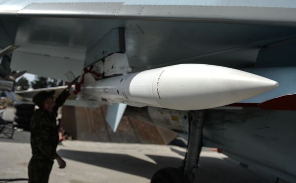 Kỹ thuật viên chuẩn bị cho máy bay Su-35S cất cánh từ căn cứ Hmeymim, tỉnh Latakia của Syria - Sputnik Việt Nam