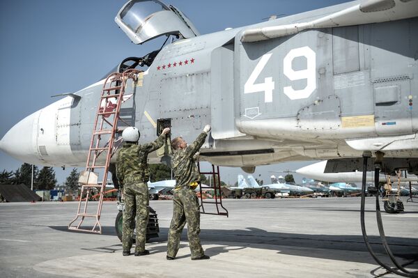Các phi công lái cường kích cơ Su-24 chuẩn bị cất cánh từ căn cứ Hmeymim, tỉnh Latakia của Syria - Sputnik Việt Nam