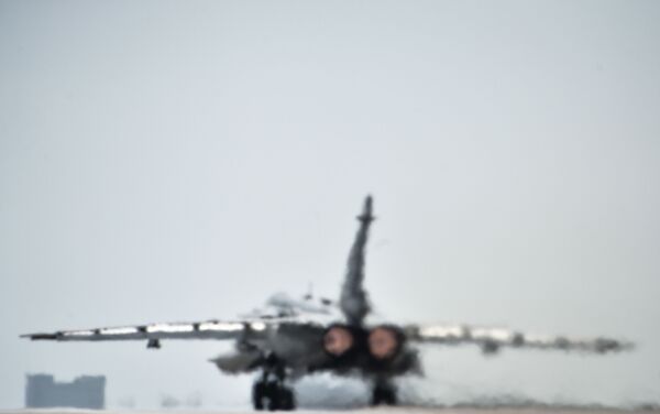 Cường kích cơ Su-24 chuẩn bị cất cánh từ căn cứ không quân Hmeymim, tỉnh Latakia - Sputnik Việt Nam