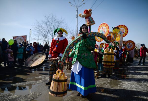 Vui chơi trong lễ Maslenitsa ở tỉnh Novosibirsk - Sputnik Việt Nam