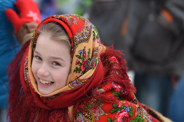 Bé gái trong ngày lễ “Maslenitsa rộng mở - 2016” ở Kazan - Sputnik Việt Nam