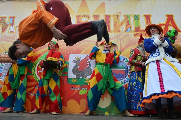 Các nghệ sĩ trong lễ hội “Maslenitsa rộng mở - 2016” ở Kazan - Sputnik Việt Nam