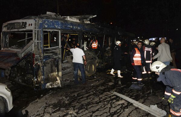 Chiếc xe buýt bị cháy do hậu quả khủng bố tại Ankara - Sputnik Việt Nam