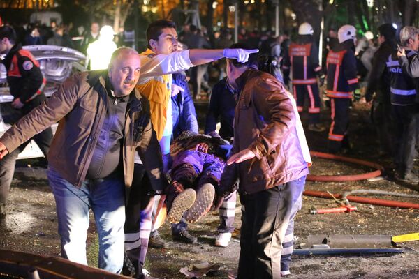 Vận chuyển người bị thương do vụ nổ ở Ankara - Sputnik Việt Nam