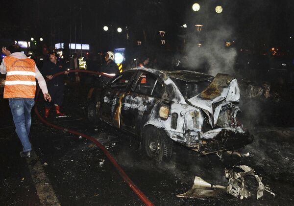 Chiếc xe hơi bị cháy do hậu quả khủng bố ở Ankara - Sputnik Việt Nam