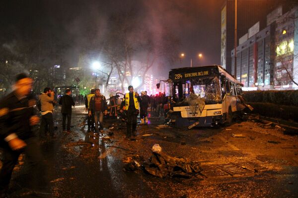Lực lượng cứu hộ tại hiện trường vụ nổ ở Ankara - Sputnik Việt Nam