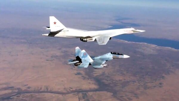 Сопровождение истребителем Су-30СМ бомбардировщика-ракетоносца Ту-160 ВКС России в Сирии  - Sputnik Việt Nam