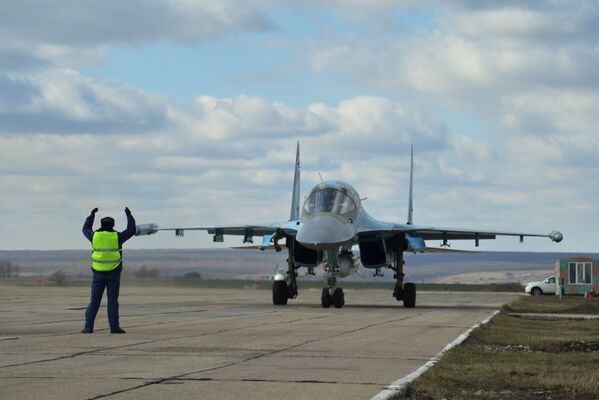 Nhóm máy bay ném bom Su-34 đầu tiên từ Syria hạ cánh xuống gần Voronezh. - Sputnik Việt Nam
