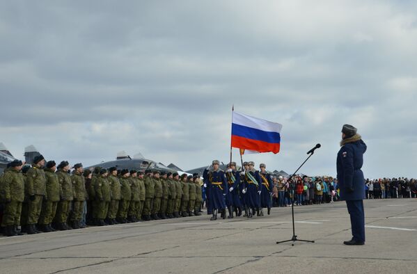 Đón tiếp phi công Nga từ Syria trở về tại sân bay ở tỉnh Voronezh - Sputnik Việt Nam
