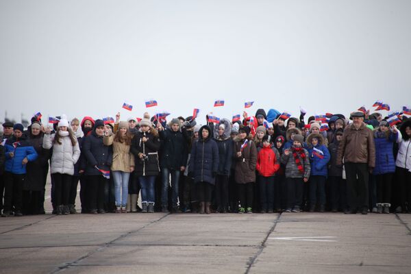 Đón tiếp phi công Nga từ Syria trở về tại sân bay ở tỉnh Voronezh. - Sputnik Việt Nam