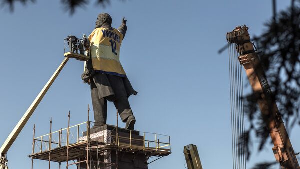 Ukraina mất hai ngày để dỡ tượng Vladimir Lenin - Sputnik Việt Nam