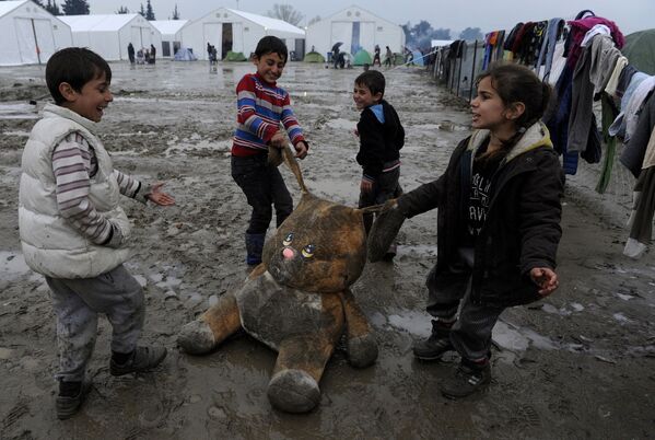 Những đứa trẻ trong một trại tị nạn trên biên giới Hy Lạp-Macedonian - Sputnik Việt Nam