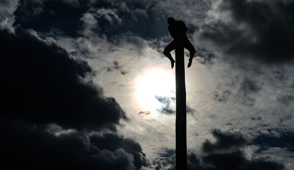 Người đàn ông leo cột Lễ hội Tiễn mùa Đông, công viên Gorky, Moskva - Sputnik Việt Nam