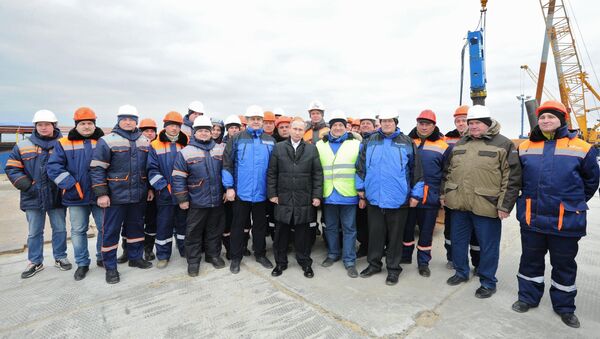 Tổng thống Nga Vladimir Putin đã đến thăm công trường xây dựng đoạn cầu Kerch - Sputnik Việt Nam