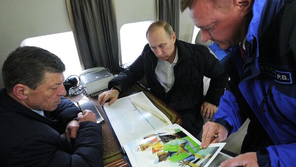 Tổng thống Nga Vladimir Putin trong chuyến bay thị sát ngang qua eo biển Kerch. - Sputnik Việt Nam