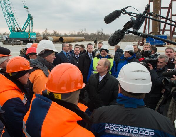 Tổng thống Nga Vladimir Putin thăm công trình giao thông đường bộ qua eo biển Kerch trên đảo Tuzla ở Crưm - Sputnik Việt Nam