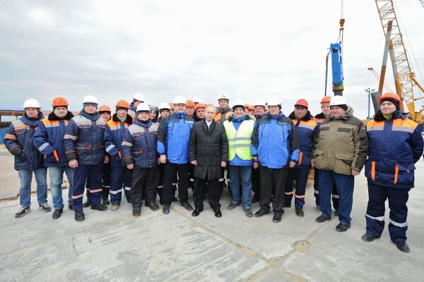 Tổng thống Nga Vladimir Putin với các công nhân trong chuyến thăm công trình giao thông đường bộ qua eo biển Kerch trên đảo Tuzla ở Crưm - Sputnik Việt Nam