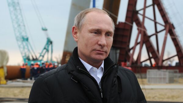 Tổng thống Nga Vladimir Putin thăm công trình giao thông đường bộ qua eo biển Kerch trên đảo Tuzla ở Crưm - Sputnik Việt Nam
