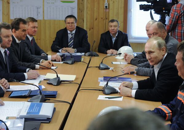 Tổng thống Nga Vladimir Putin tổ chức hội nghị về nội dung phát triển kinh tế-xã hội vùng Crưm và Sevastopol - Sputnik Việt Nam
