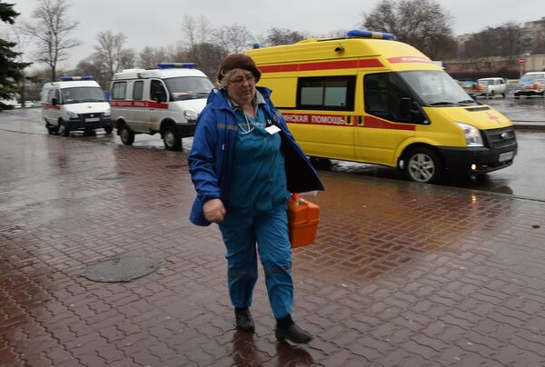 Nhân viên “Cấp cứu” tại sân bay Rostov-na-Donu, nơi chiếc máy bay chở khách Boeing-737-800 bị rơi trong khi hạ cánh. - Sputnik Việt Nam