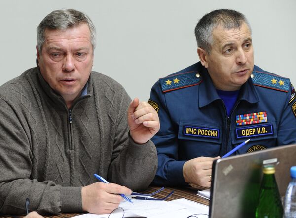 Thống đốc vùng Rostov Vasily Golubev và Thủ trưởng Trung tâm Các tình huống khẩn cấp khu vực phía Nam Nga Igor Oder tại  cuộc họp Ban tham mưu điều tra nguyên nhân tai nạn với chiếc máy bay chở khách Boeing-737-800 ở sân bay Rostov-na-Donu. - Sputnik Việt Nam