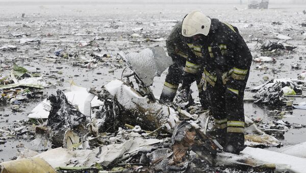 Các nhân viên cứu hộ  tại địa điểm tai nạn - Sputnik Việt Nam
