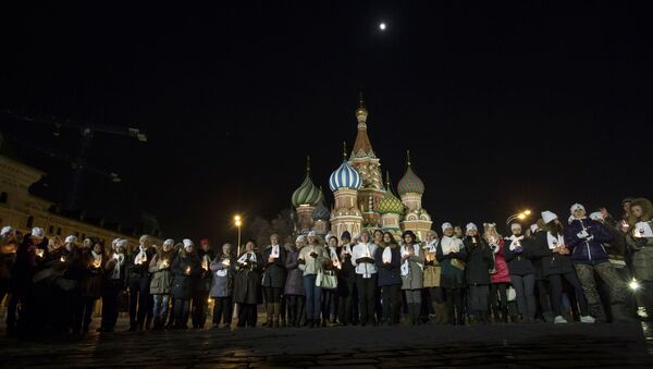 Quảng trường Đỏ Moskva trong Giờ Trái Đất. Сư dân Moskva tưởng niệm các nạn nhân vụ tai nạn máy bay ở Rostov. - Sputnik Việt Nam