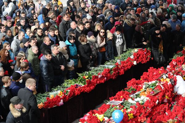 Đặt hoa tại tưởng niệm những người thiệt mạng trong vụ tai nạn máy bay tại Rostov-na-Dona - Sputnik Việt Nam