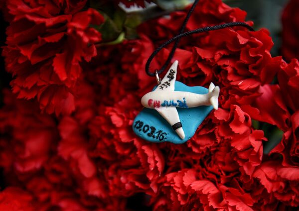 Người dân Moskva mang hoa đến văn phòng  đại diện của tỉnh Rostov tại thủ đô để tưởng nhớ những người thiệt mạng trong vụ tai nạn máy bay chở khách Boeing-737-800 - Sputnik Việt Nam