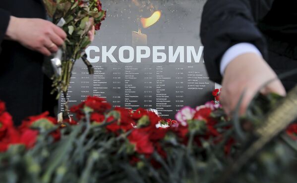 Hoa  để tưởng nhớ những người thiệt mạng trong vụ tai nạn máy bay ở Rostov-na-Donu - Sputnik Việt Nam