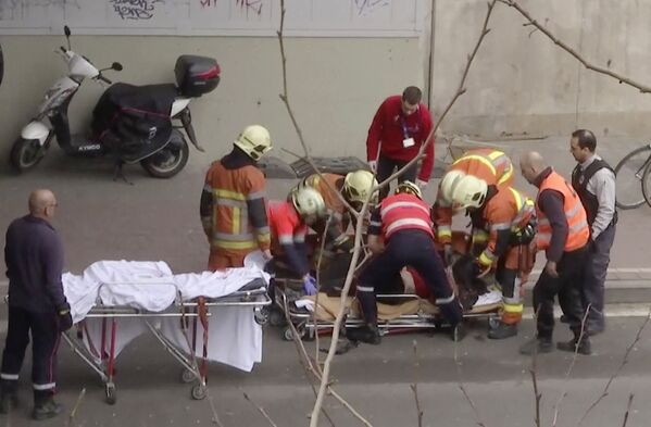 Các nhân viên cứu hộ cáng nạn nhân vụ nổ trong tàu điện ngầm của Brussels, Bỉ - Sputnik Việt Nam