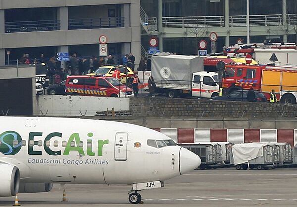 Xe cứu thương và xe cứu hỏa tại điểm xảy ra vụ nổ ở sân bay Brussels, Bỉ - Sputnik Việt Nam