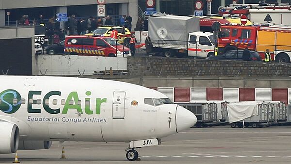 Xe cứu thương và xe cứu hỏa tại điểm xảy ra vụ nổ ở sân bay Brussels, Bỉ - Sputnik Việt Nam