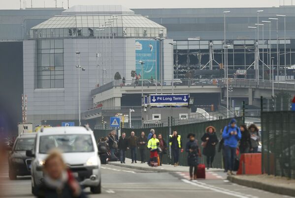 Sơ tán hành khách từ tòa nhà sân bay Zaventem ở  Brussels - Sputnik Việt Nam