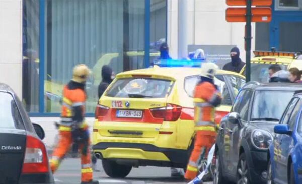 Các nhân viên cứu hộ tại địa điểm vụ nổ trong tàu điện ngầm Brussels - Sputnik Việt Nam