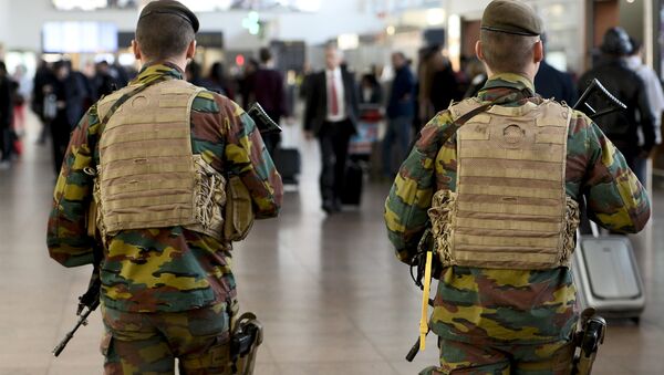 Binh lính của quân đội tuần tra tại sân bay Brussels - Sputnik Việt Nam