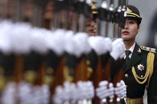 Nữ quân nhân Quân đội Giải phóng Trung Quốc trong lễ đón Tổng thống Đức Joachim Gauck tại Bắc Kinh - Sputnik Việt Nam