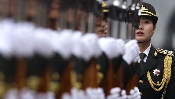 Nữ quân nhân Quân đội Giải phóng Trung Quốc trong lễ đón Tổng thống Đức Joachim Gauck tại Bắc Kinh - Sputnik Việt Nam