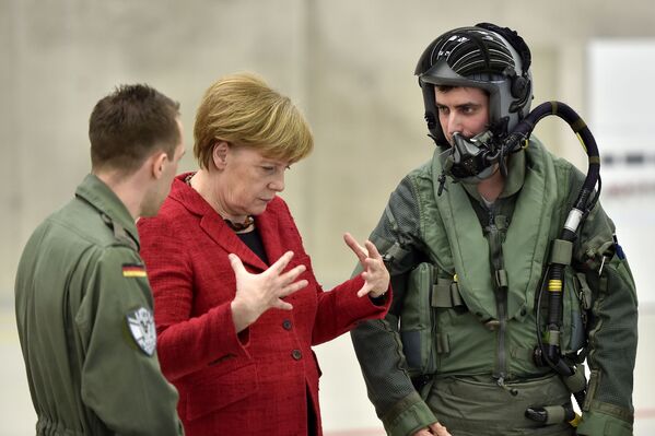 Thủ tướng Đức Angela Merkel bên cạnh các phi công trong chuyến thăm căn cứ không quân Đức ở Nerfenihe, Đức - Sputnik Việt Nam