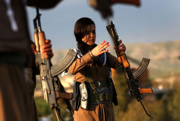 Nữ dân quân người Kurd trước thềm Năm mới của vùng Ba Tư - Sputnik Việt Nam