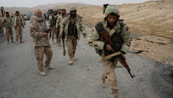 Binh lính quân đội Syria Ả Rập và dân quân Đại bàng sa mạc ở vùng ngoại ô của Palmyra - Sputnik Việt Nam