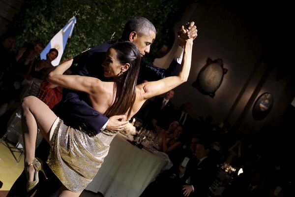 Tổng thống Hoa Kỳ Barack Obama nhảy tango tại buổi chiêu đãi Nhà nước ở Buenos Aires, Argentina, năm 2016 - Sputnik Việt Nam