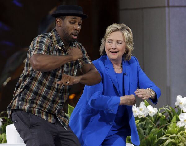 Ứng viên Tổng thống Hoa Kỳ Hillary Clinton khiêu vũ với DJ Stephen tWitch” Boss ở New York, năm 2015 - Sputnik Việt Nam
