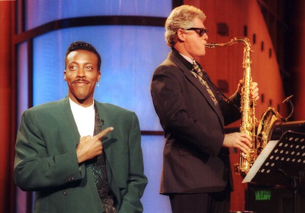 Tổng thống Hoa Kỳ Bill Clinton chơi kèn saxophone trong một chương trình truyền hình, năm 1992 - Sputnik Việt Nam
