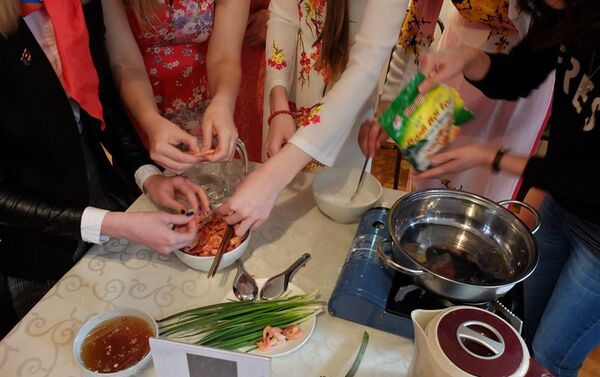 Đội sinh viên chuẩn bị món ăn truyền thống Việt - Sputnik Việt Nam