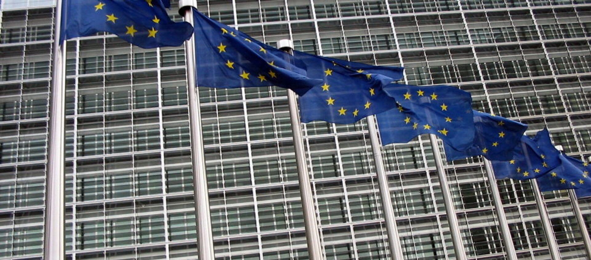 Những lá cờ của EU trên tòa nhà trụ sở Ủy ban châu Âu - Sputnik Việt Nam, 1920, 01.04.2015