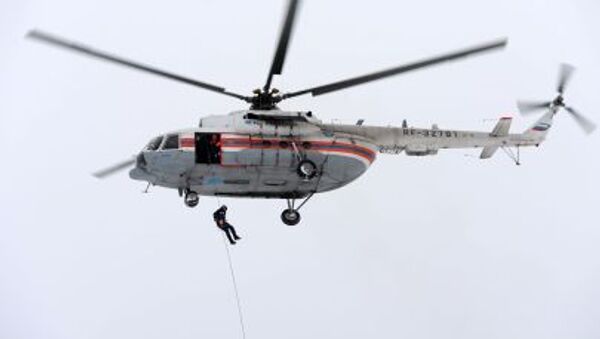 Nhân viên cứu hộ rời trực thăng MI-8 bằng dây cáp - Sputnik Việt Nam