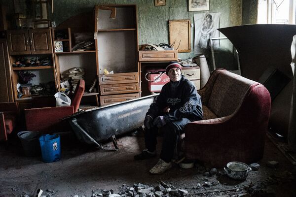 Người đàn ông trong căn hộ đổ nát ở Donetsk - Sputnik Việt Nam