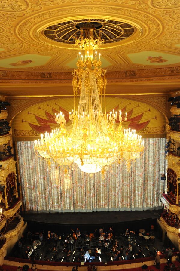Đèn chùm trong khán phòng của Nhà hát Bolshoi ở Matxcơva - Sputnik Việt Nam