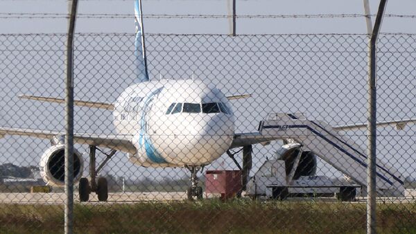 Захваченный самолет Egypt Air в аэропорту Ларнаки - Sputnik Việt Nam